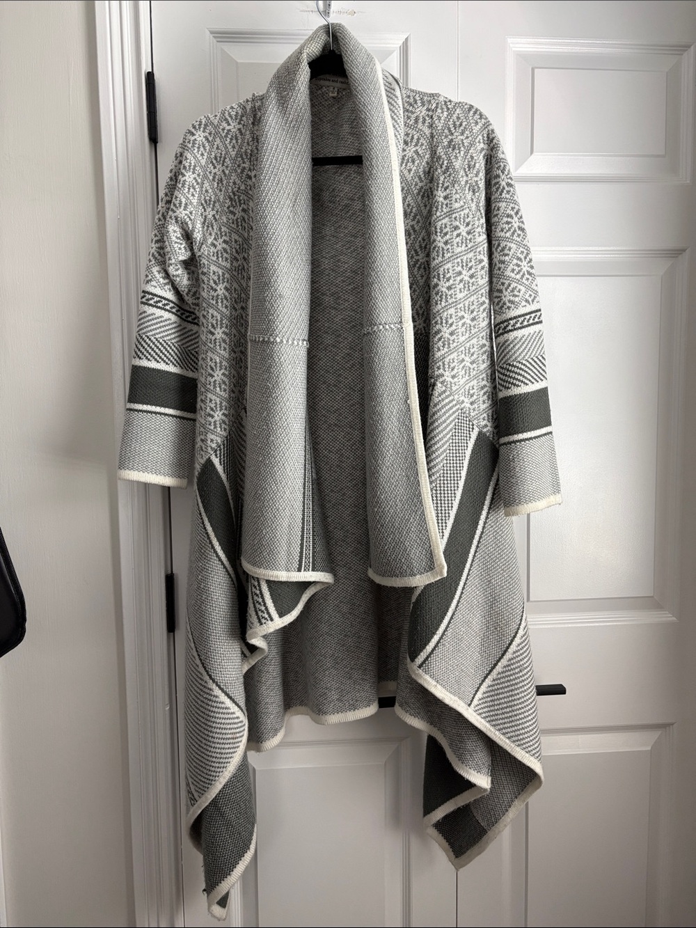 cupcakes & cashmere Gray and Cream Open-Front Knit Poncho Cardigan